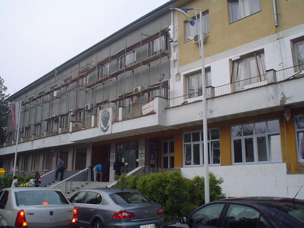 Свака власт се чува од рушења, само добојска РУШИ сама СЕБЕ: Бура око уклањања постојеће зграде Градске управе